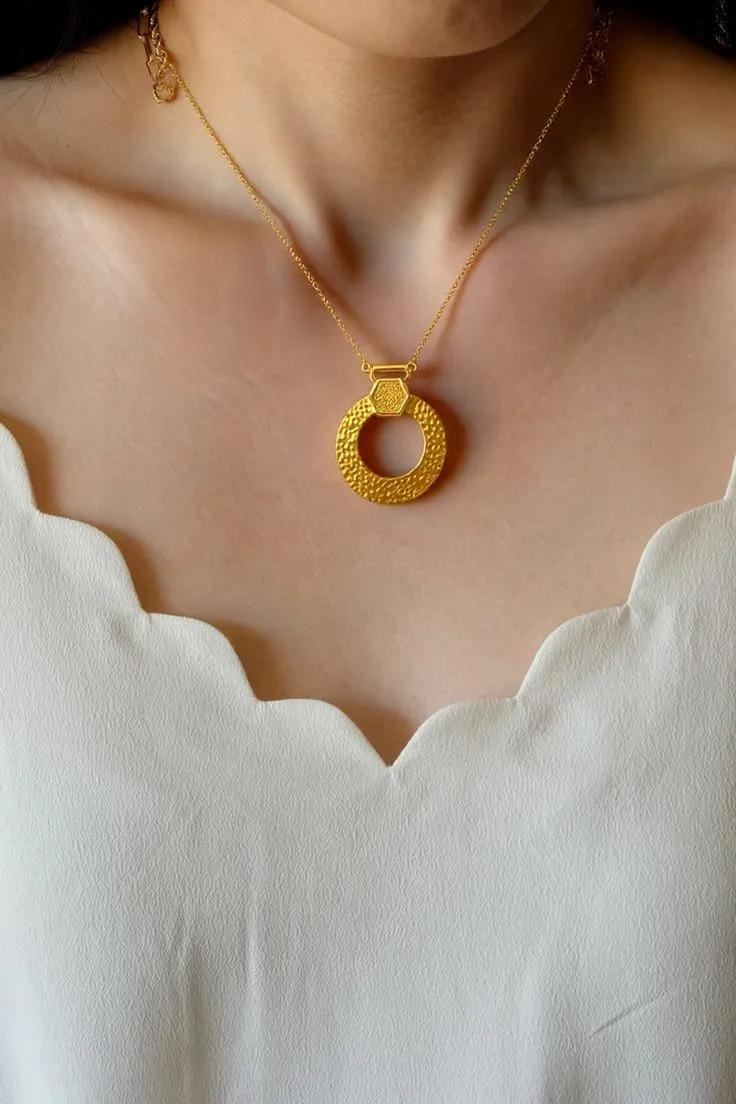 Hammered Round Cut Pendant Necklace